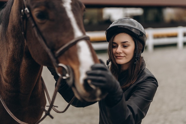 Foto concursos ecuestres una mujer y un caballo se preparan para una carrera foto de alta calidad