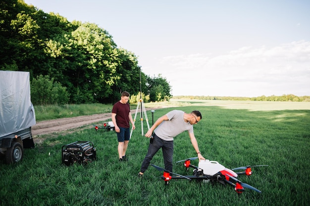 Condado de Luannan 21 de mayo de 2019 Un hombre opera un UAV agrícola para pesticidas de trigo en la granja Condado de Luannan Provincia de Hebei China