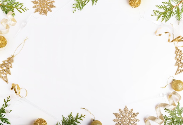 Condecorações de Natal em cores douradas sobre fundo branco presente de férias e conceito de celebração top vi