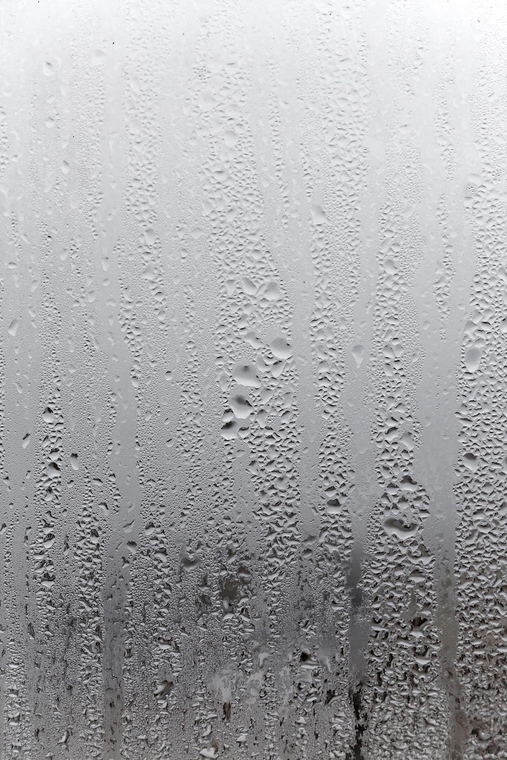 Foto condensação de água no fundo do vidro da janela fora da umidade da chuva de mau tempo e neblina em branco fundo natural vertical