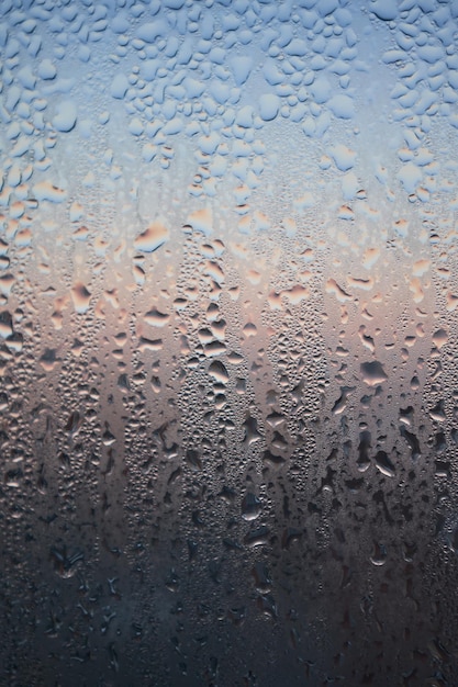 Foto condensação na janela de vidro transparente gotas de água chuva textura de fundo abstrata