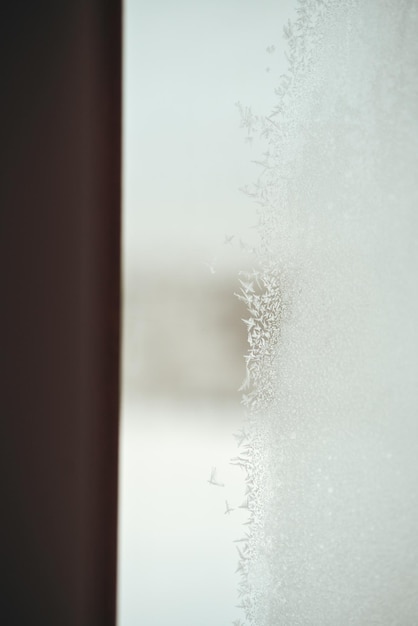 Condensación congelada en la ventana mal aislamiento interior durante la temporada de invierno