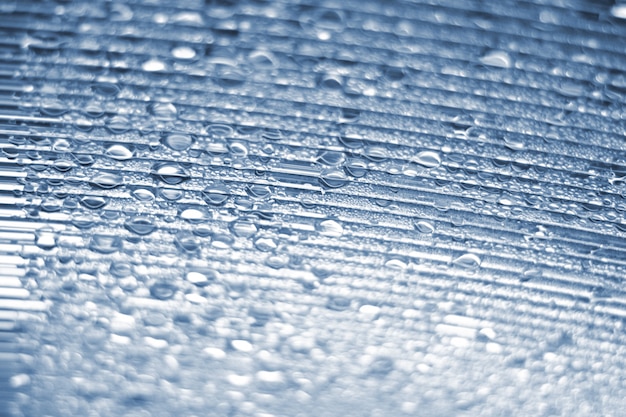 condensación en el invernadero. Pequeñas gotas de agua sobre un fondo rayado.