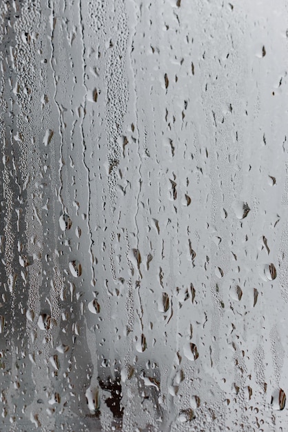 Condensación en la ventana de vidrio transparente, Gotas de agua, Lluvia. Vidrio de ventana con alta humedad del aire. Fondo de condensación de agua natural