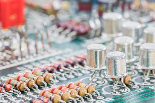 Condensadores e montagem do resistor na placa de circuito