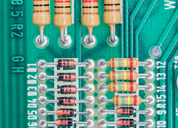 Condensadores e montagem do resistor na placa de circuito