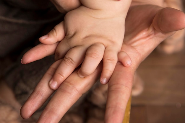 Condición genética de la mano del bebé polidactilia