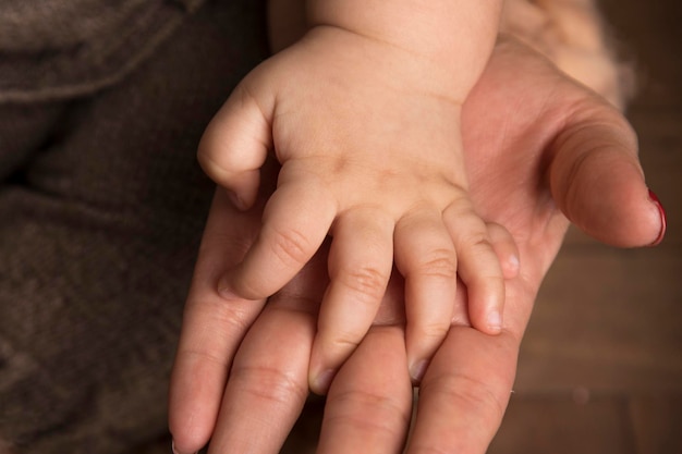 Condición genética de la mano del bebé polidactilia