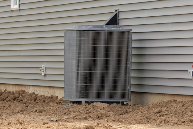 Condicionador de ar perto da nova casa, instalação de ventilador frio, sistema de fornecimento de energia fria
