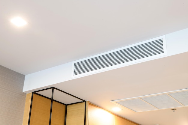 Condicionador de ar tipo cassete montado no teto e luz de lâmpada moderna no condicionador de ar de duto de teto branco para casa ou escritório
