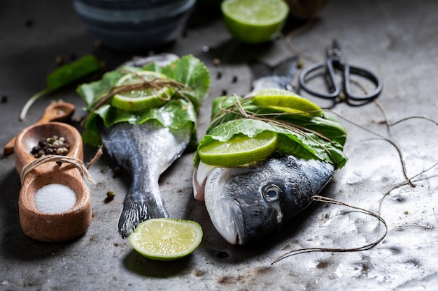 Condimentar pescado fresco con sal pimienta y menta