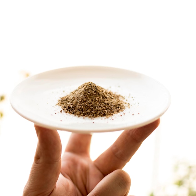 Foto condimento de sal svan en un plato blanco