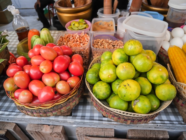 Condimentos de tomate y limón para ensalada de papaya, Materias primas para ensalada de papaya