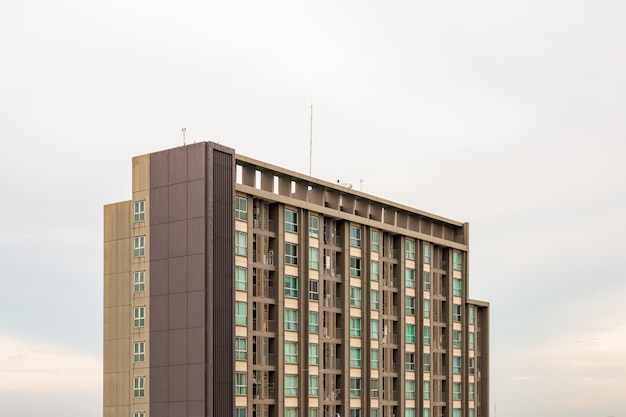 Condominio moderno en el cielo de la mañana