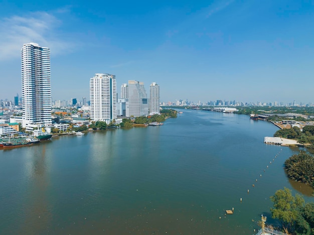 Condominio en las tardes frente al río de fondo