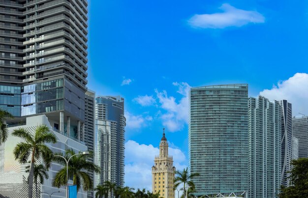 Foto condomínios de luxo de miami localizados perto do centro financeiro da cidade e da baía de biscayne