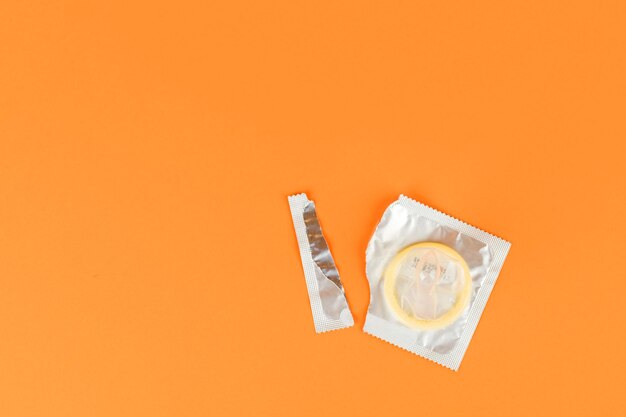 Condones sobre un fondo naranja