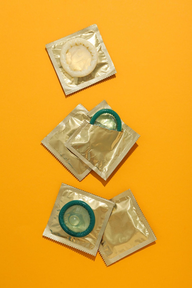 Foto condones verdes en un primer plano de fondo amarillo