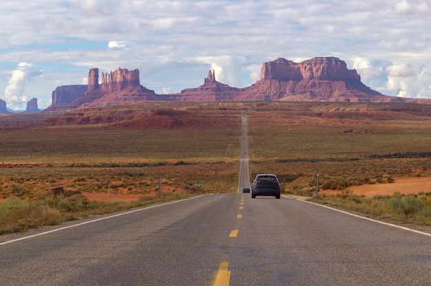Condução ao parque tribal do navajo do vale do monumento, o Arizona, EUA.