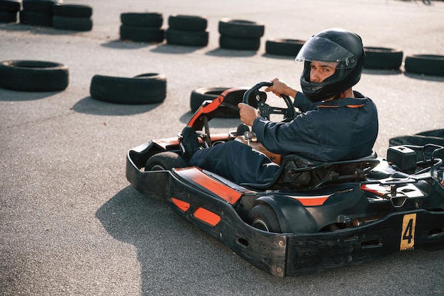 Condução de esportes extremos O homem está ao ar livre concepção de corrida de kart