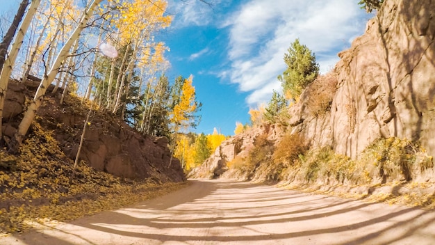 Condução em pequenas estradas de terra de montanha de colorado springs para cripple creek no outono.