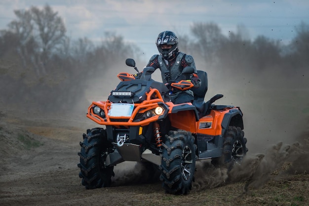 Condução empoeirada offroad do outono UTV ATV