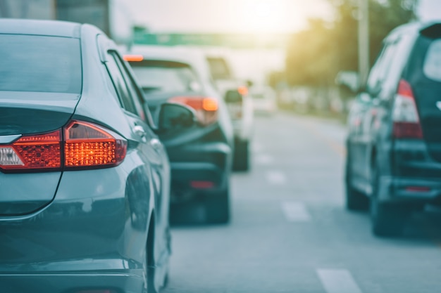 Conducción de automóviles en carretera y asiento de automóvil pequeño en la carretera utilizado para viajes diarios