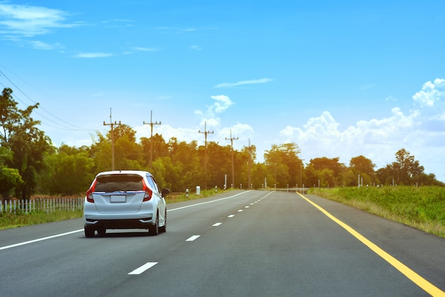 Foto conducción de automóviles en carretera y asiento de automóvil pequeño en la carretera utilizado para viajes diarios