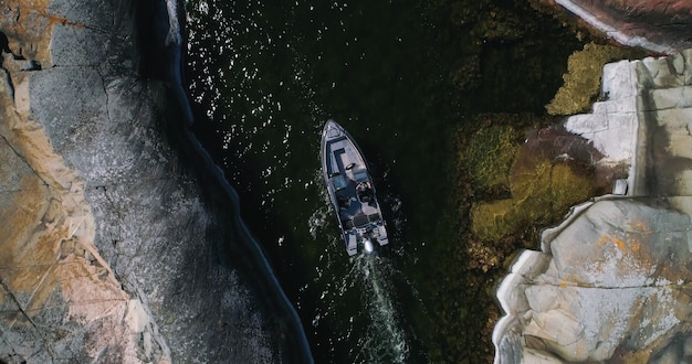 La conducción de barcos en la isla rocosa se estrecha