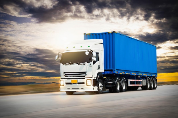 Conducción de camiones semirremolque en carretera con The Sunset Freight Trucks Logística Transporte de carga