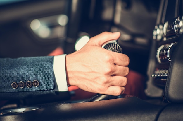 Conducción con transmisión automática Conductor caucásico Mano en el interior de un coche de cambio