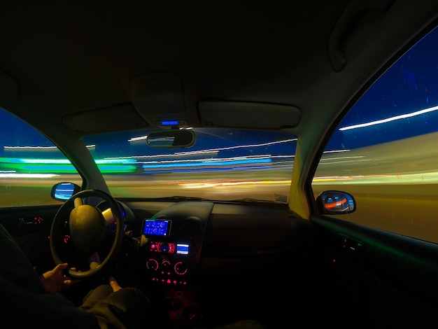 Conduce el coche en la ciudad por la noche.