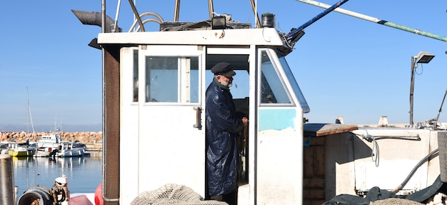 Conduciendo un barco de pesca