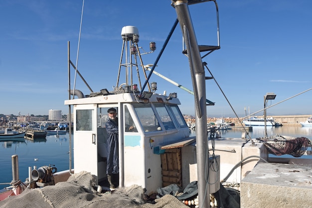 Conduciendo un barco de pesca