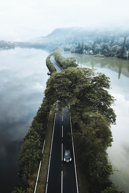 Conduciendo por la carretera en un lago drone shot