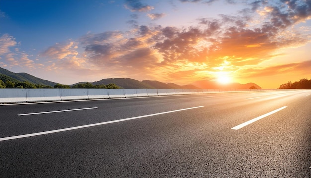 conduciendo por una carretera vacía al atardecer