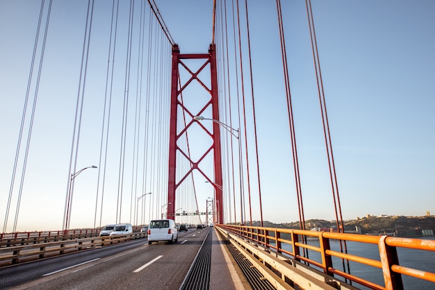 Foto conduciendo por el famoso puente 25 de abril en la ciudad de lisboa, portugal