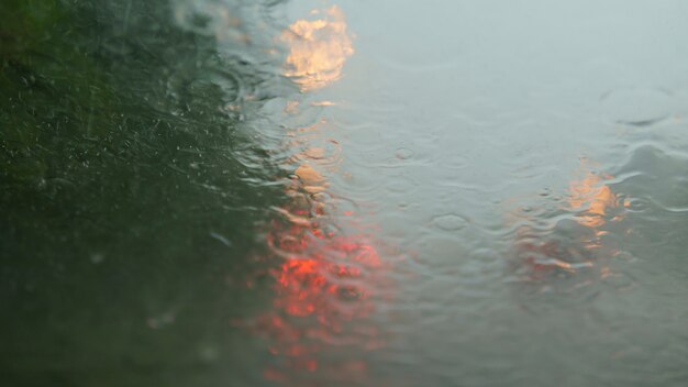 Conduciendo bajo la lluvia. Coche de la ventana cuando llueve copiosamente.