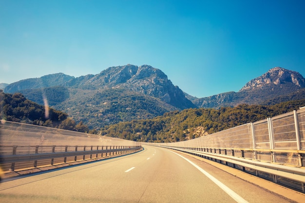 Conducir un automóvil en una carretera de montaña Vista de la hermosa naturaleza de Italia a través del parabrisas