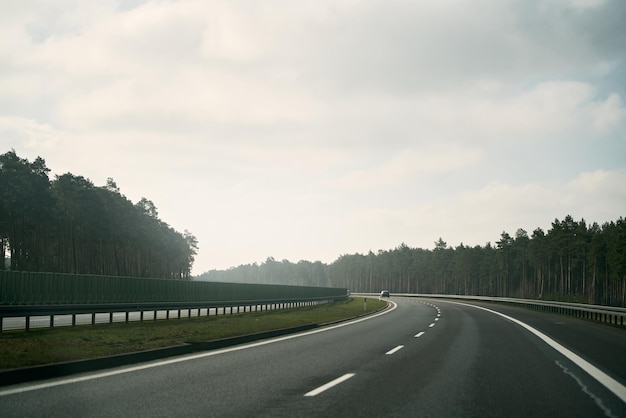 Conducir en la autopista A1 de Polonia La panorámica autopista Amber a Gdansk Vista desde el coche Nueva autopista A2 en Polonia La autopista A3 oficialmente llamada autopista Amber Vista desde el automóvil en una carretera