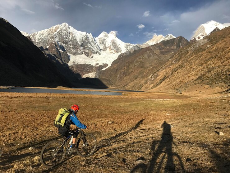 Conducir una bicicleta en los andes y barrancos y caminos y al lago