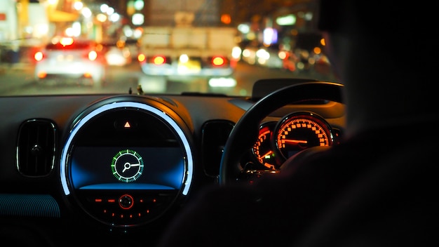 Foto conducir en la carretera por la noche dentro del automóvil en el panel de control