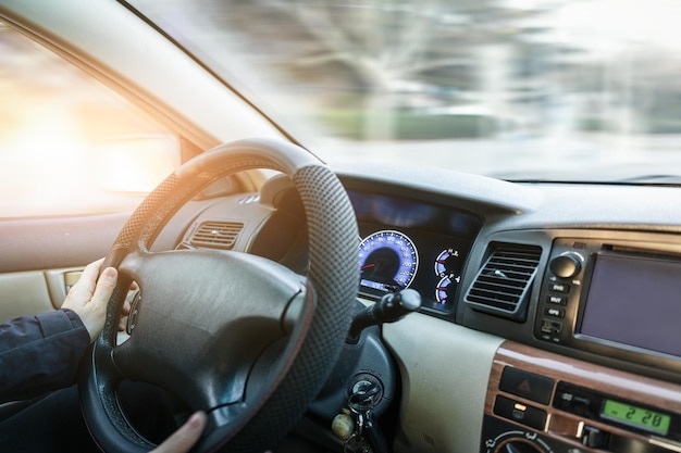 Conducir un coche a alta velocidad