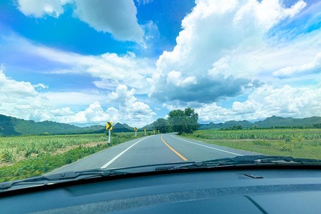 Conducir el coche en la carretera de montaña, avanzar por la carretera