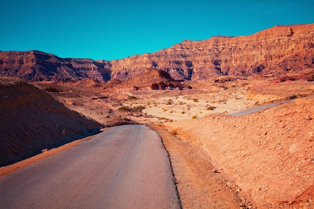 Conducir un coche en la carretera de montaña Israel Paisaje del desierto