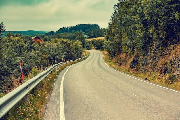 Conducir un coche en la carretera de montaña Naturaleza Noruega