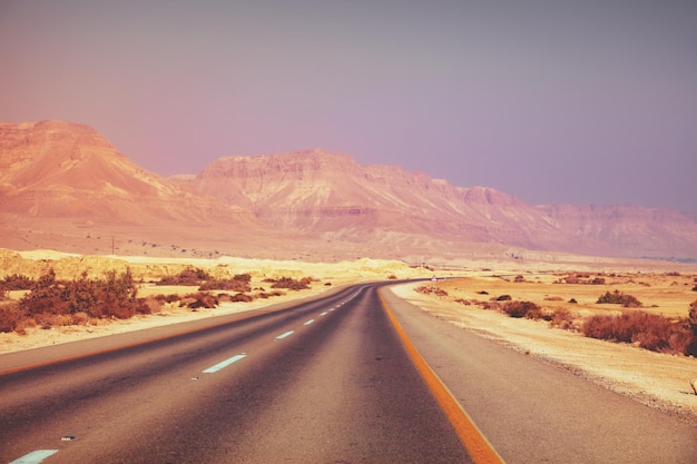 Conducir un coche en el desierto en la madrugada