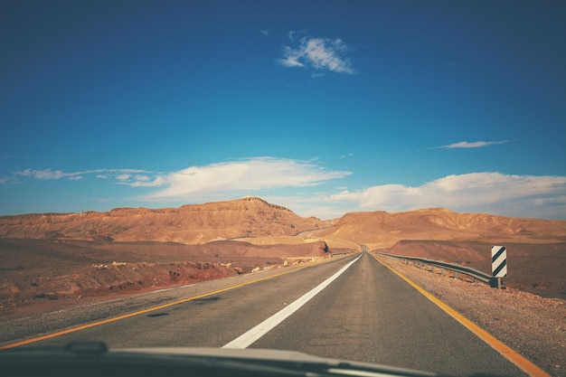 Conducir un coche en la montaña Israel road Paisaje desértico Carretera vacía