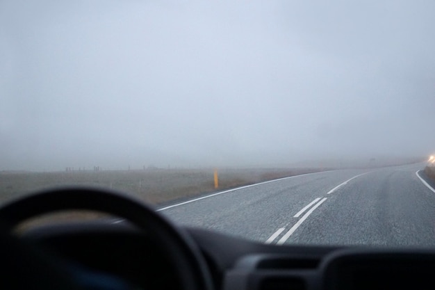 Conducir un coche en perspectiva de niebla de un conductor