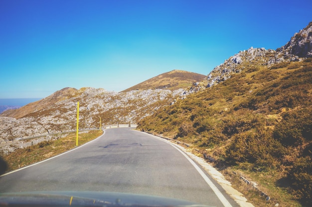 Conducir un coche en la sinuosa carretera de montaña en el Parque Nacional Picos de Europa Cantabria España